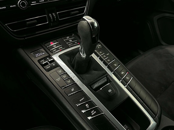 Porsche Macan S 16 of 22