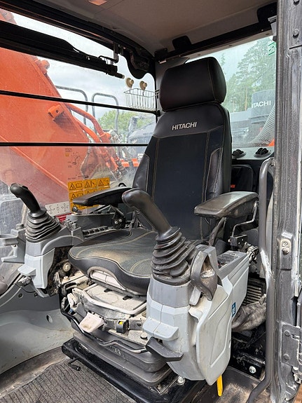 Hitachi ZX 350LC-7 6 of 21
