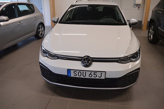 Volkswagen Golf Alltrack 2 of 5