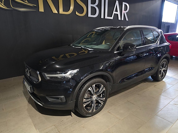 Volvo XC40 2 of 5