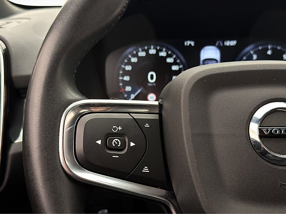 Volvo XC40 13 of 30