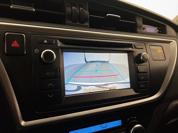 Toyota Auris 12 of 27