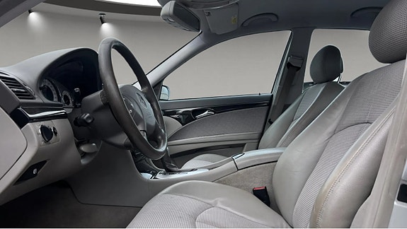 Mercedes-Benz E240 4 of 5
