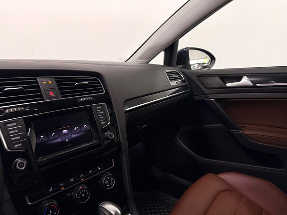 Volkswagen Golf VII 21 of 26