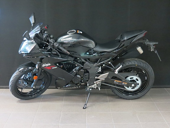 Kawasaki NINJA 125 2 of 6