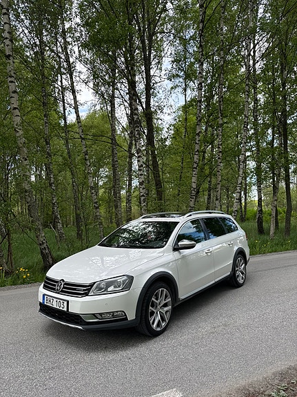 Volkswagen Passat Alltrack 2 of 5