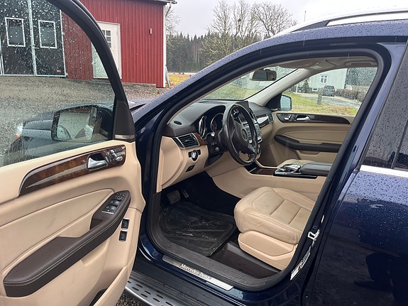 Mercedes-Benz GLS450 7 of 8