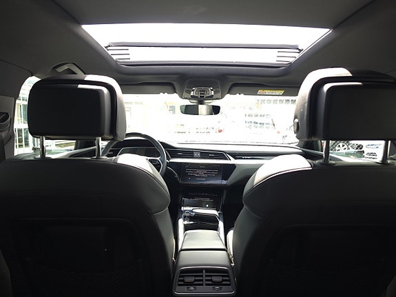 Audi e-tron Sportback 12 of 16