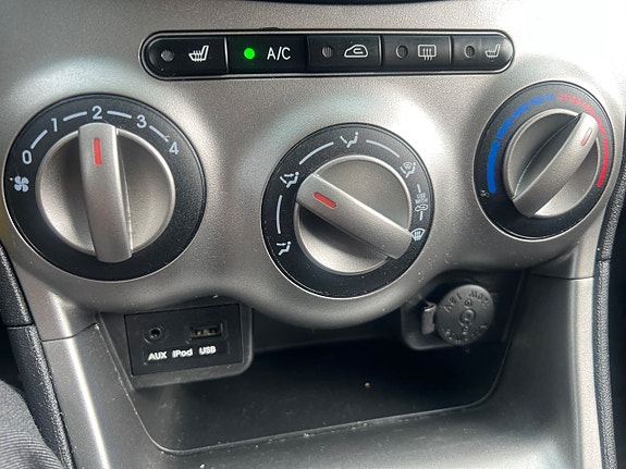 Hyundai i10 2 of 5
