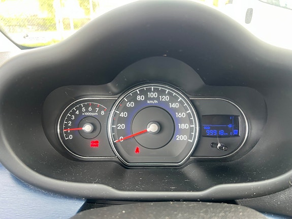 Hyundai i10 3 of 5