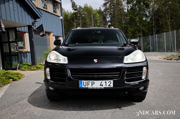 Porsche Cayenne 2 of 5