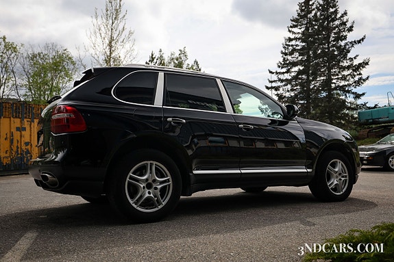 Porsche Cayenne 4 of 5