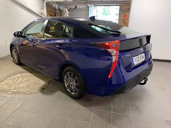 Toyota Prius 4 of 5