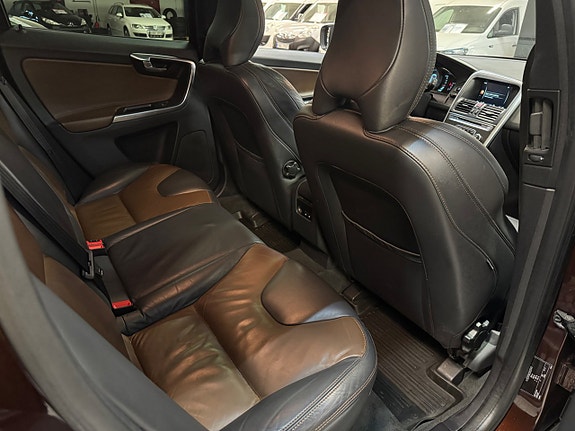 Volvo XC60 11 of 27