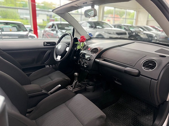 Volkswagen New Beetle 7 of 19