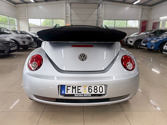 Volkswagen New Beetle 4 of 5