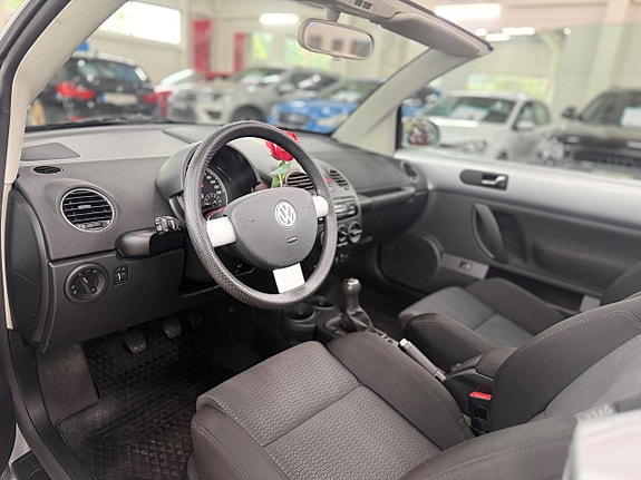 Volkswagen New Beetle 6 of 19