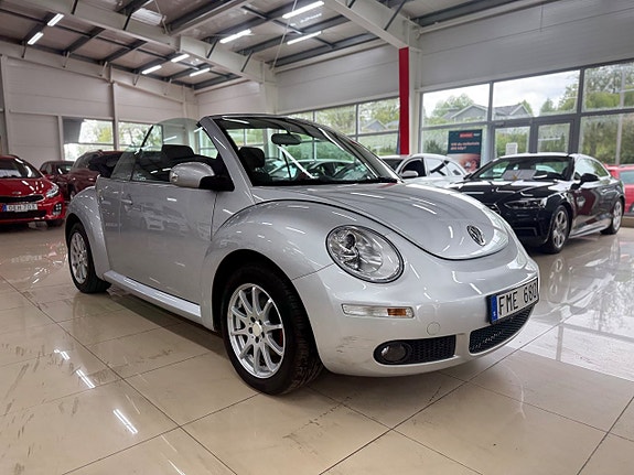 Volkswagen New Beetle 2 of 5
