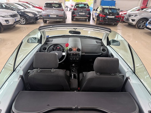 Volkswagen New Beetle 8 of 19