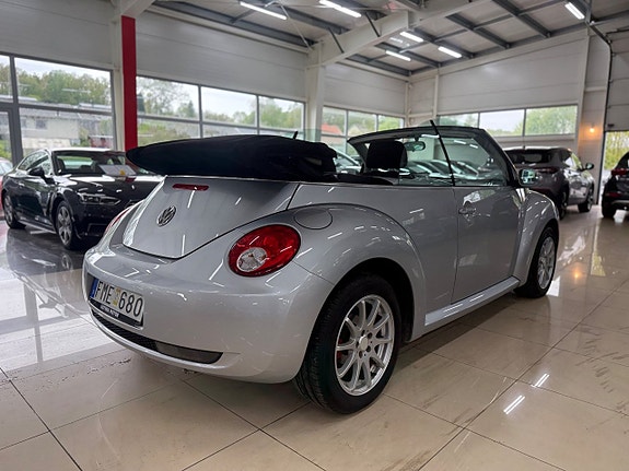 Volkswagen New Beetle 3 of 5