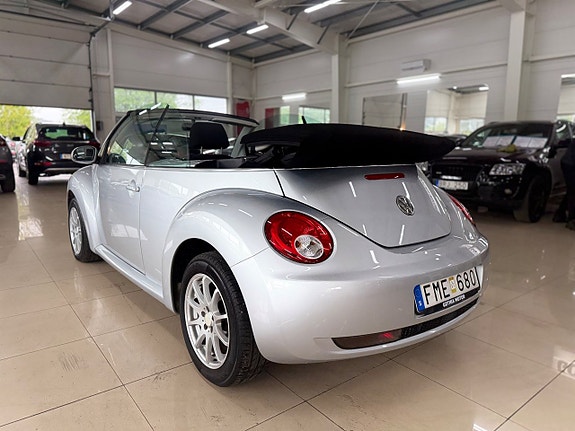 Volkswagen New Beetle 5 of 5