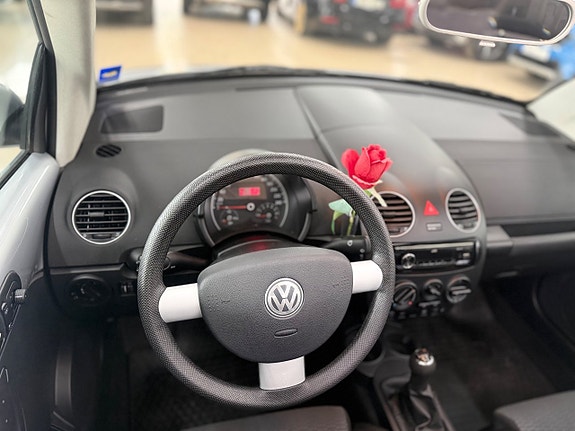 Volkswagen New Beetle 9 of 19