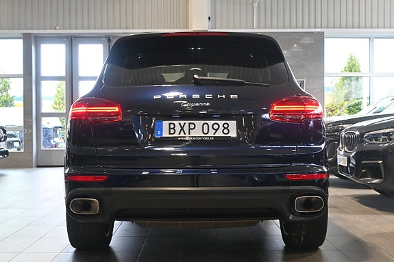 Porsche Cayenne 4 of 5