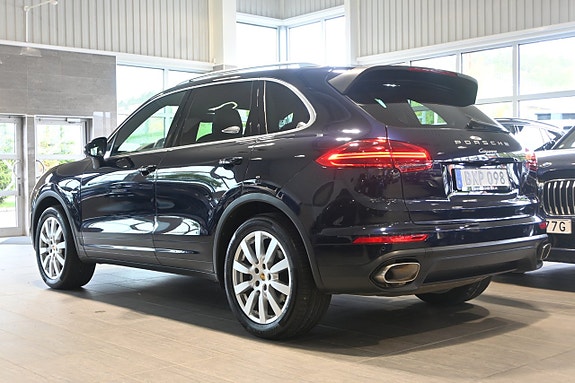 Porsche Cayenne 3 of 5