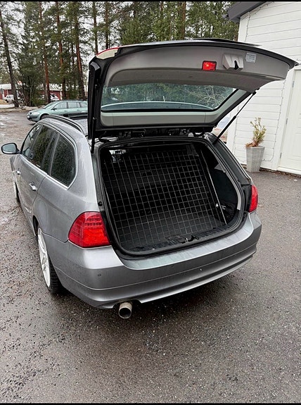 BMW 330d 5 of 6