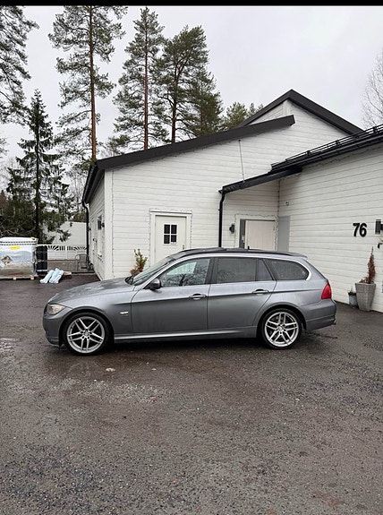 BMW 330d 4 of 6