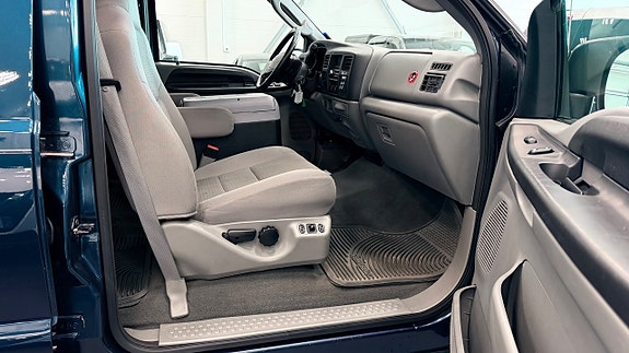 Ford Excursion 17 of 26