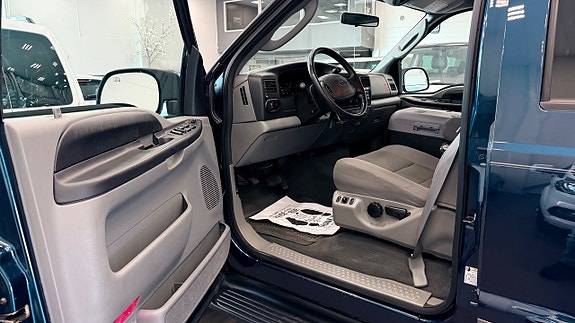 Ford Excursion 19 of 26