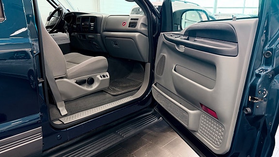 Ford Excursion 16 of 26
