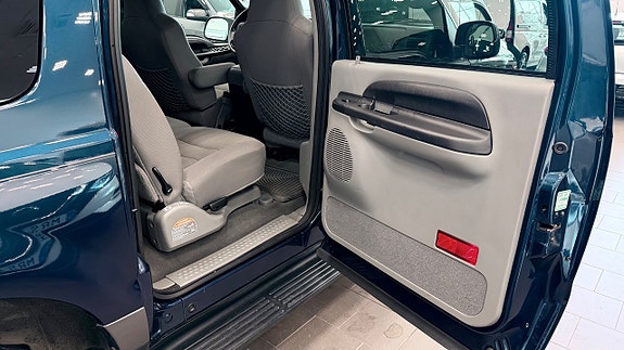 Ford Excursion 20 of 26
