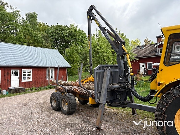 Traktor - Volvo BM 675 med Mowi 250 skogsvagn och kran 11 of 30