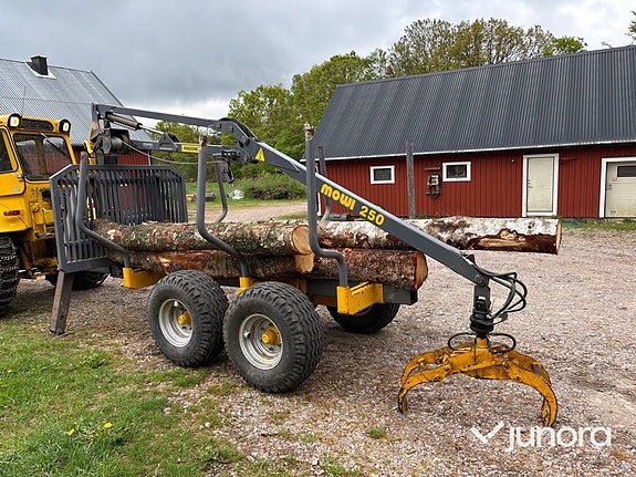 Traktor - Volvo BM 675 med Mowi 250 skogsvagn och kran 8 of 30