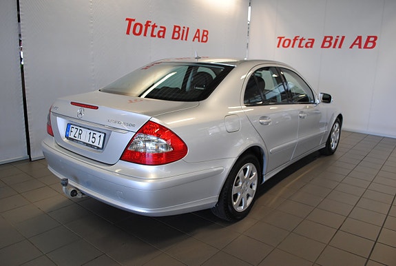 Mercedes-Benz E200 4 of 5