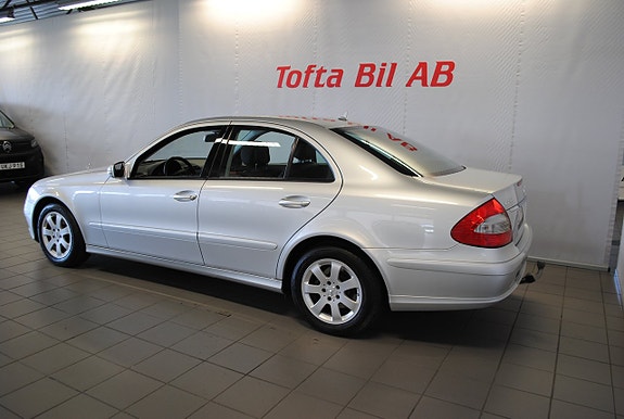 Mercedes-Benz E200 3 of 5