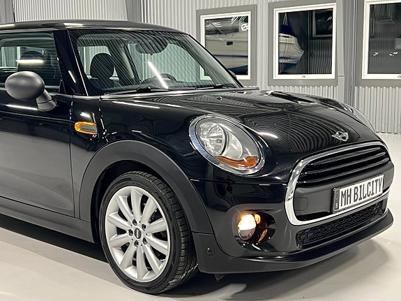 MINI Cooper 2 of 5