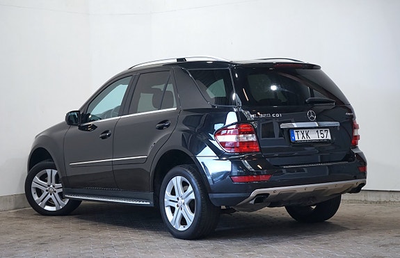Mercedes-Benz ML320 3 of 5