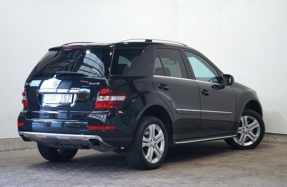 Mercedes-Benz ML320 4 of 5