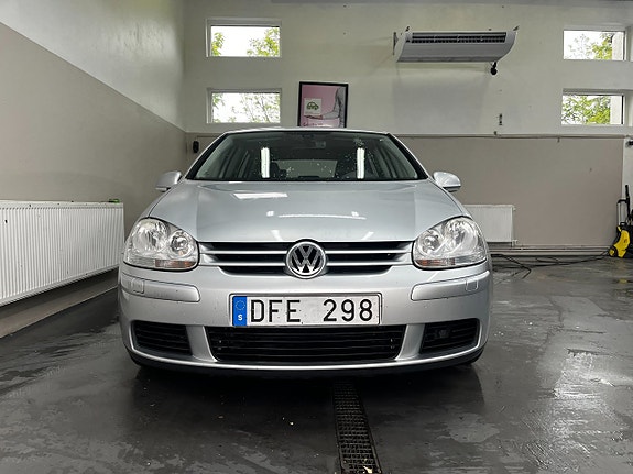 Volkswagen Golf V 2 of 9