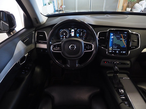 Volvo XC90 16 of 28