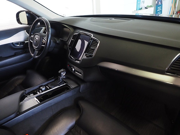 Volvo XC90 12 of 28