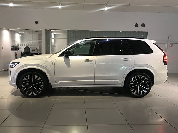 Volvo XC90 2 of 16