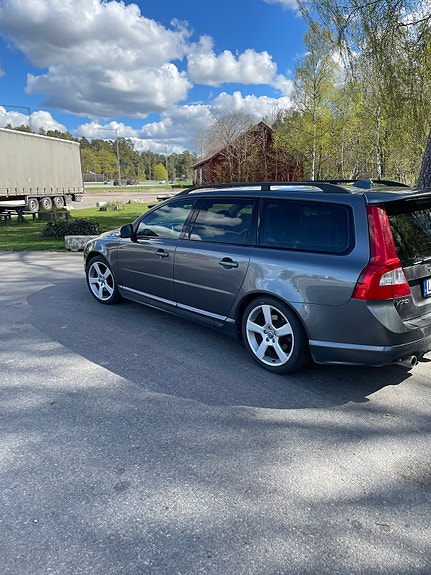 Volvo V70 2 of 3