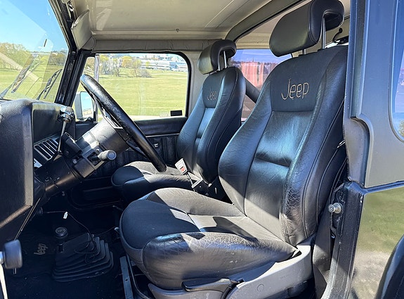 Jeep Wrangler 9 of 19