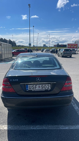 Mercedes-Benz E320 4 of 7