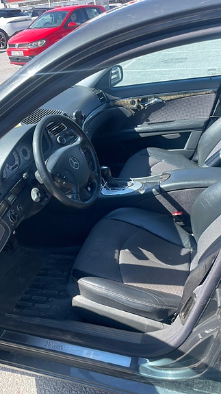Mercedes-Benz E320 6 of 7