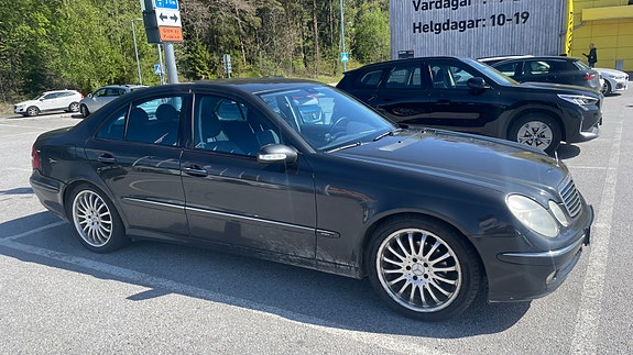Mercedes-Benz E320 3 of 7